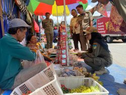 Satpol PP Tertibkan Pedagang Tiban yang Gunakan Bahu Jalan di Pasar Wates