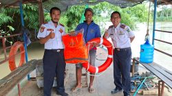 Dishub Kabupaten Kediri Gencar Salurkan Pelampung untuk Operator Perahu Tambang