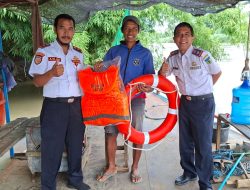 Dishub Kabupaten Kediri Gencar Salurkan Pelampung untuk Operator Perahu Tambang