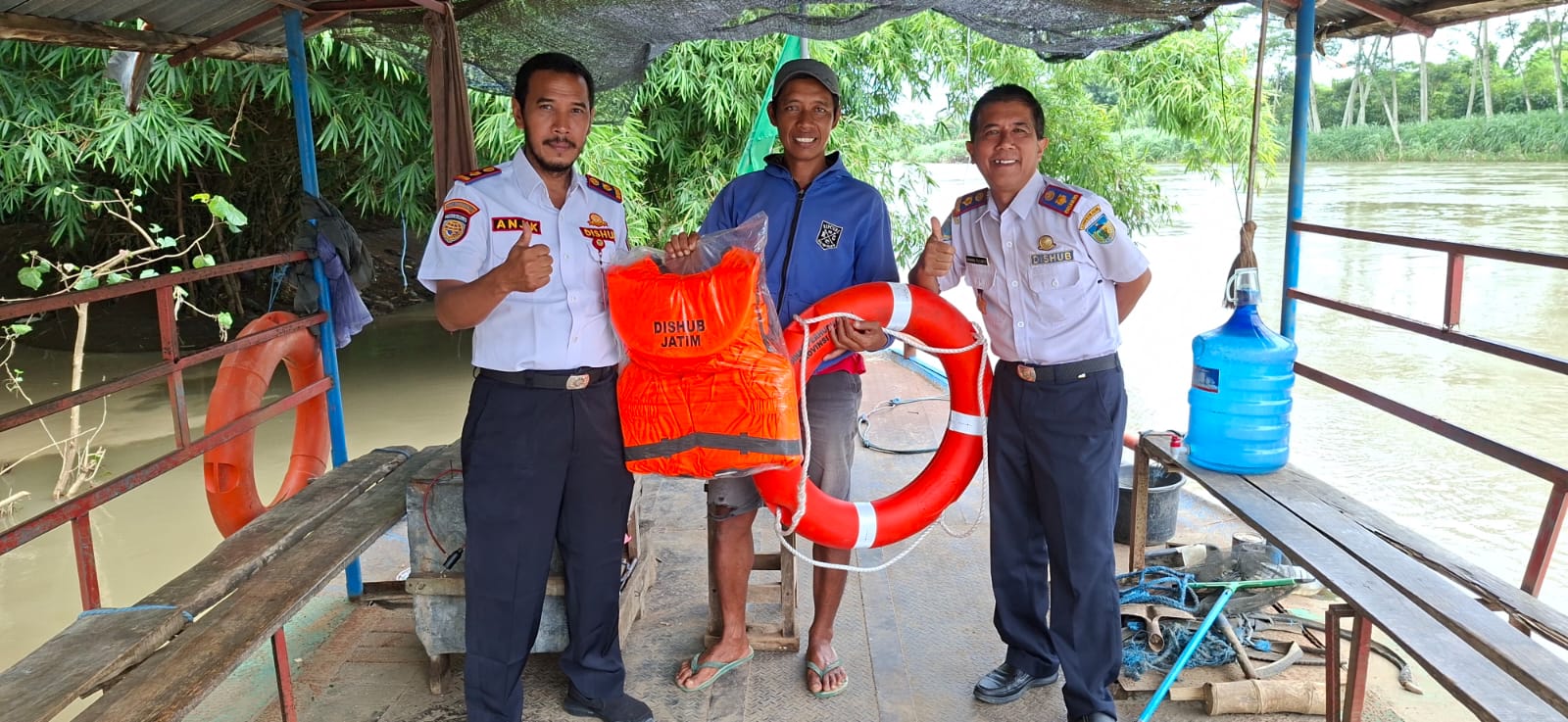 Dishub Kabupaten Kediri Gencar Salurkan Pelampung untuk Operator Perahu Tambang