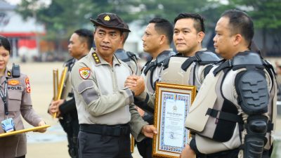 Kapolres AKBP Arif Fazlurrahman saat menerima penghargaan. (Ist)