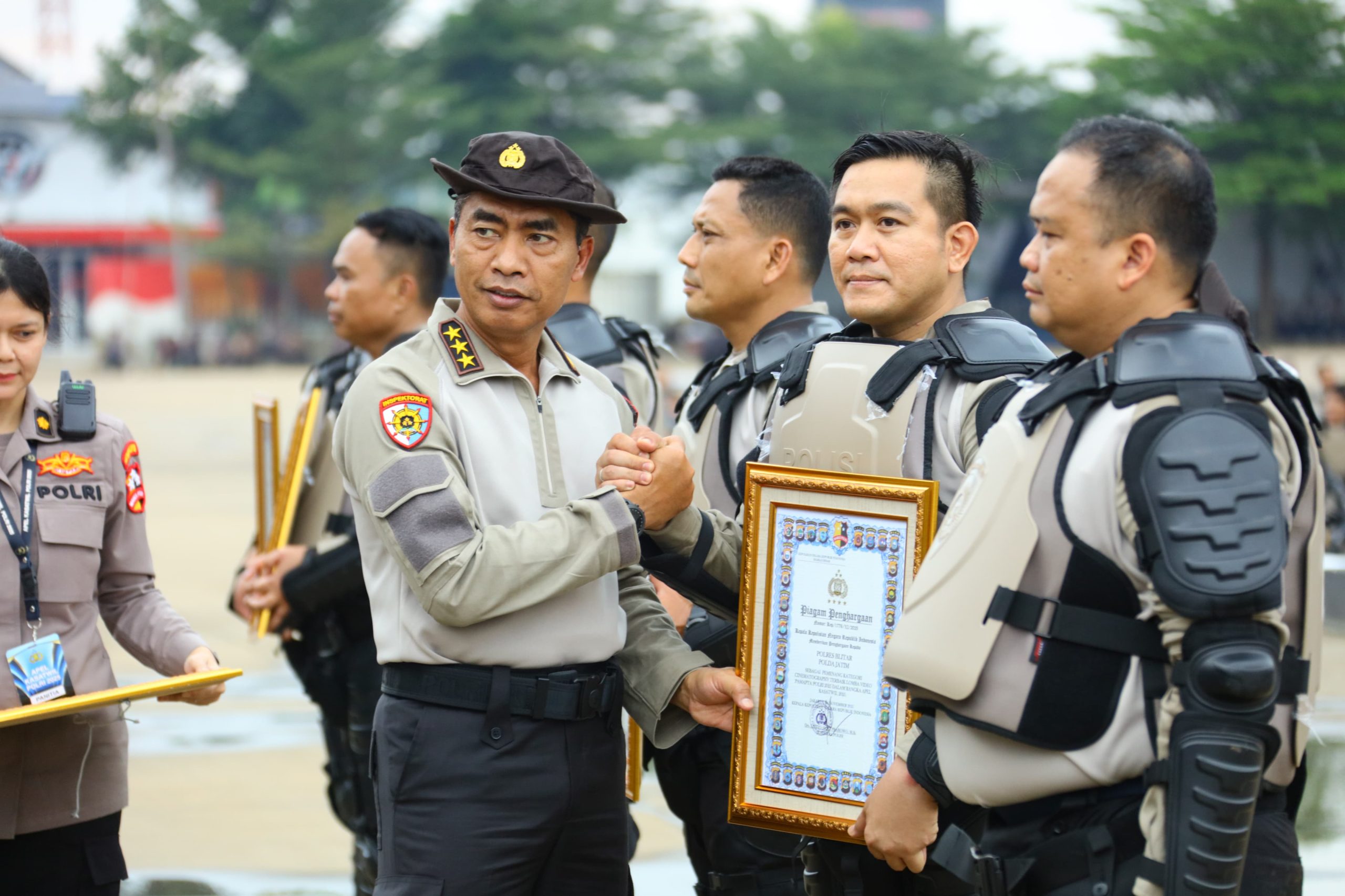 Kapolres AKBP Arif Fazlurrahman saat menerima penghargaan. (Ist)