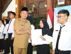 Ribuan Guru Honorer Beralih Status Jadi PPPK Paruh Waktu, Bupati Gatut Dorong Semangat Baru