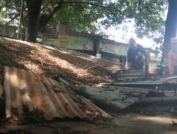 Nganjuk Diguyur Hujan Deras, Tempat Usaha Milik Sri Mulyani Ambruk