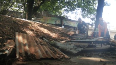 Nganjuk Diguyur Hujan Deras, Tempat Usaha Milik Sri Mulyani Ambruk