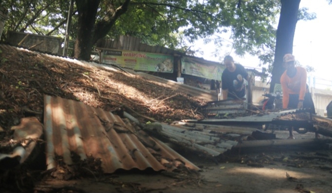 Diterjang Hujan Deras, Tempat Usaha Milik Warga Malangsari Nganjuk Ambruk