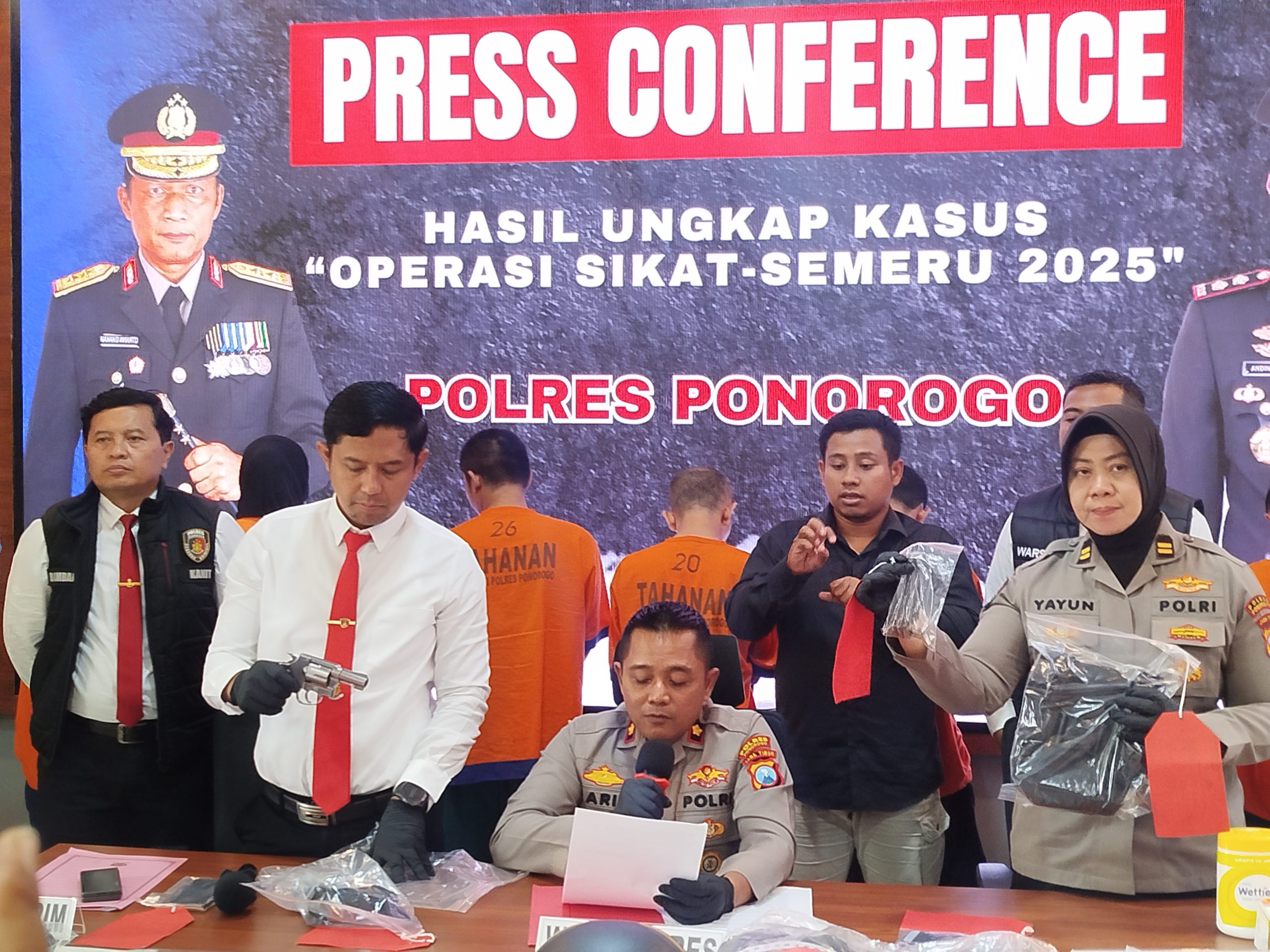 Pasutri di Ponorogo Ditangkap Polisi, Simpan Senpi Revolver dan Amunisi Ilegal