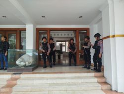 Kantor Bupati Ponorogo Digeledah KPK, Polisi Bersenjata Lengkap Amankan Lokasi