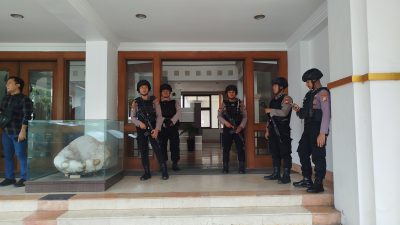 Kantor Bupati Ponorogo Digeledah KPK, Polisi Bersenjata Lengkap Amankan Lokasi