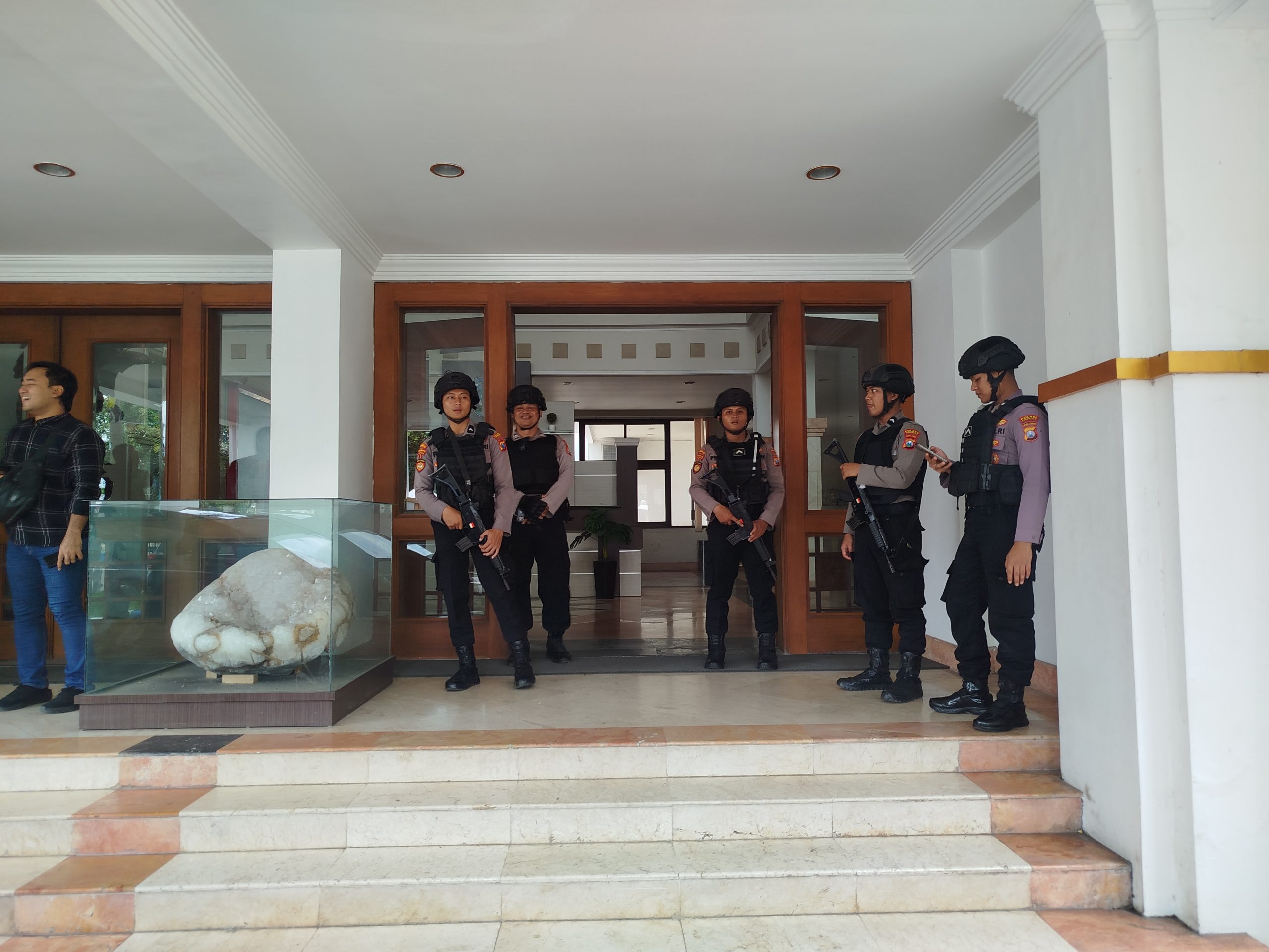 Kantor Bupati Ponorogo Digeledah KPK, Polisi Bersenjata Lengkap Amankan Lokasi