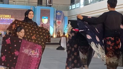Sejarah dan Budaya Kediri Jadi Sumber Inspirasi Perancang Busana Nasional dalam Kediri Fashion Batik Festival 2025