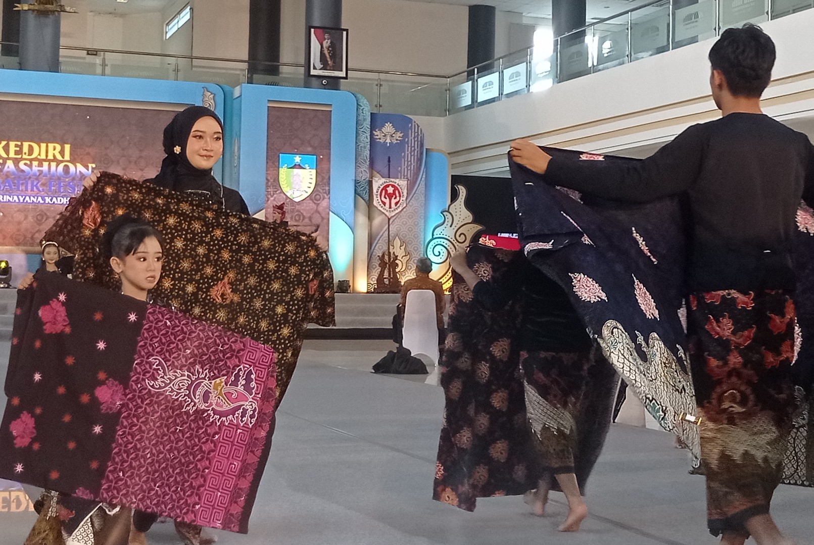 Sejarah dan Budaya Kediri Jadi Sumber Inspirasi Perancang Busana Nasional dalam Kediri Fashion Batik Festival 2025