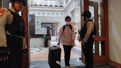 Usai Geledah Kantor Bupati, KPK Bawa Tiga Koper Diduga Berisi Dokumen Penting