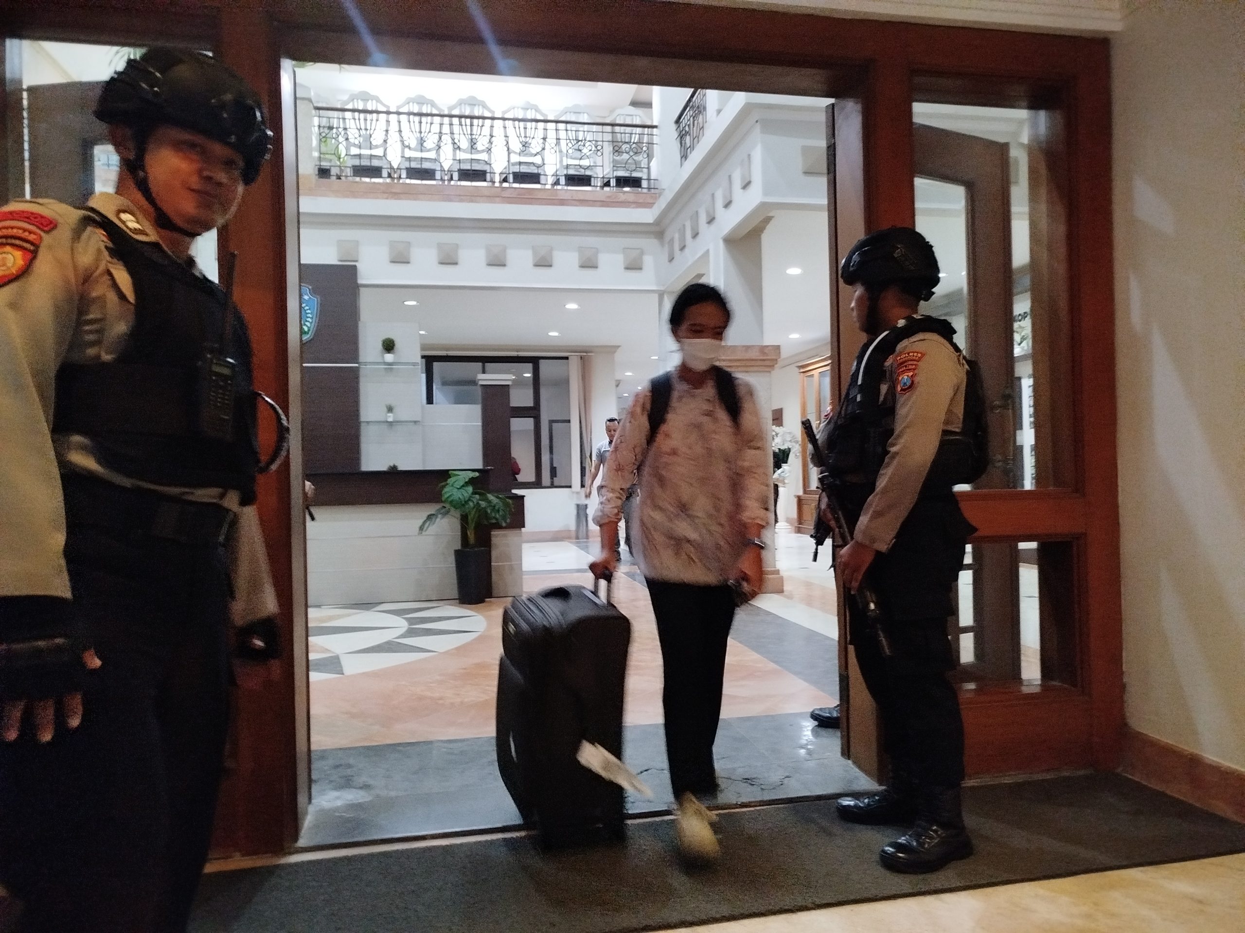 Usai Geledah Kantor Bupati, KPK Bawa Tiga Koper Diduga Berisi Dokumen Penting