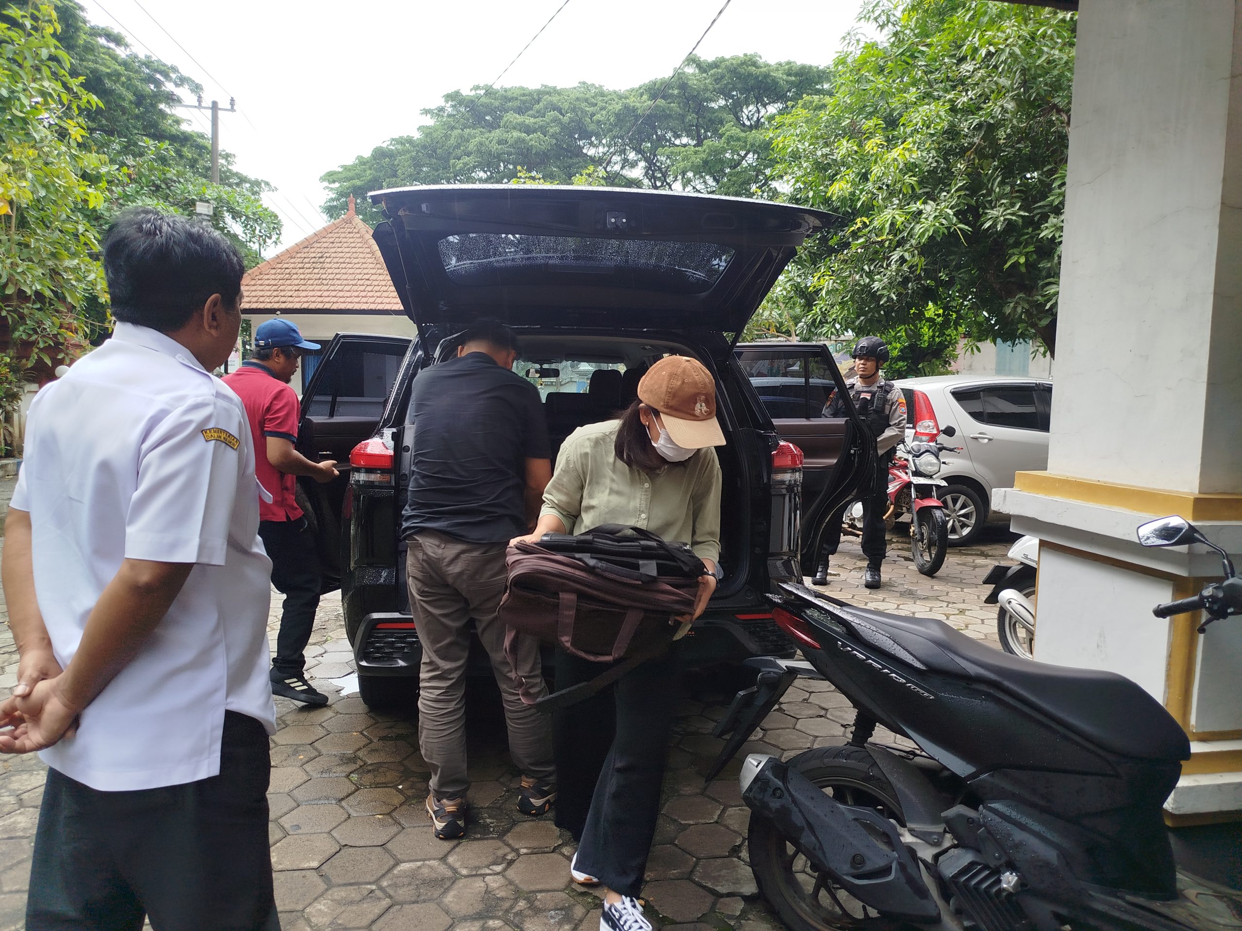 Kepala Disbudparpora Ponorogo Diperiksa KPK Terkait Proyek Monumen Reyog, Mobil Dinas Ikut Digeledah