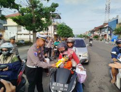 Hari Kedua Operasi Zebra Semeru 2025, Satlantas Ponorogo Beri Cokelat untuk Pengendara Tertib