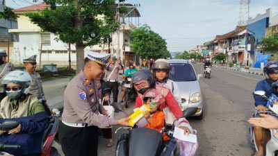 Hari Kedua Operasi Zebra Semeru 2025, Satlantas Ponorogo Beri Cokelat untuk Pengendara Tertib