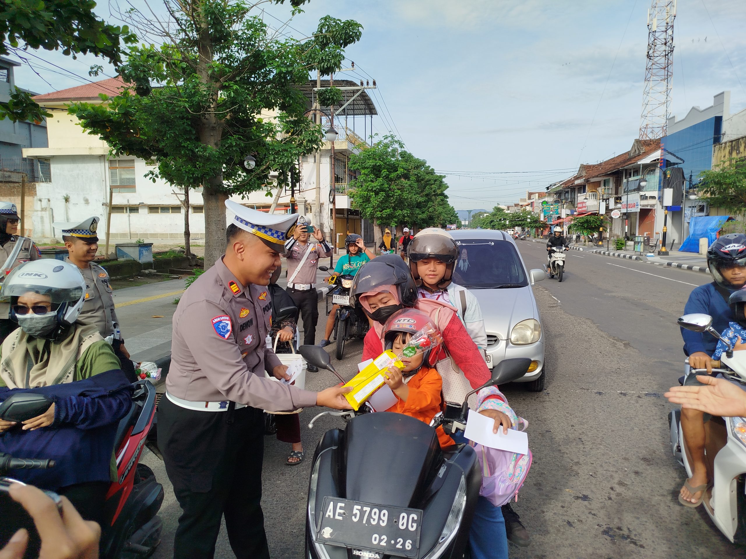 Hari Kedua Operasi Zebra Semeru 2025, Satlantas Ponorogo Beri Cokelat untuk Pengendara Tertib