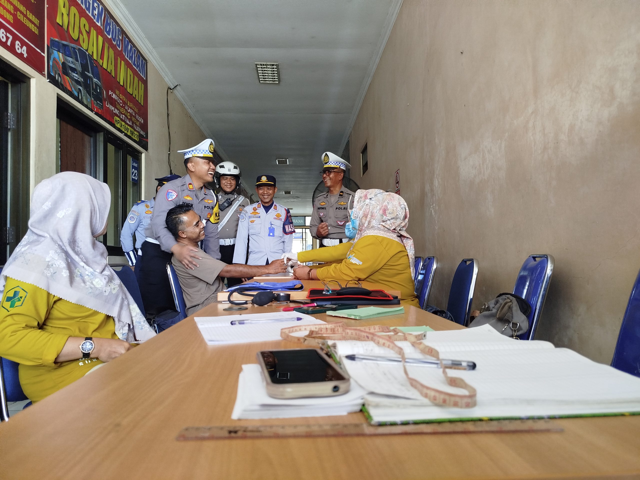 Kasatlantas Polres Ponorogo AKP Dewo Wishnu Setya saat memimpin kegiatan ramp check di terminal Seloaji (sony)