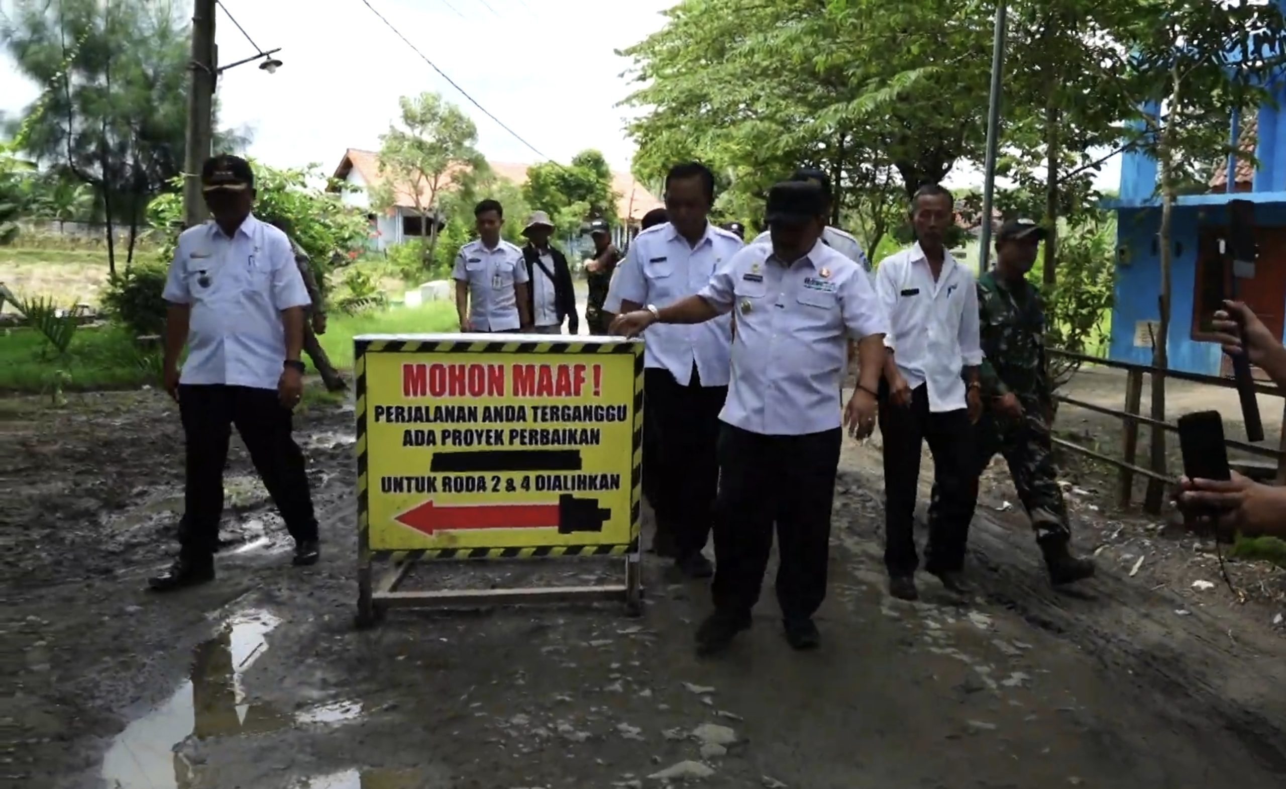 Gas Pol! Bupati Marhaen Pastikan Perbaikan Jalan Rusak di Banggle Nganjuk Segera Tuntas