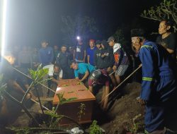Dua Jenazah Korban Pembunuhan di Nganjuk Tiba di Kediri, Dimakamkan Malam Hari