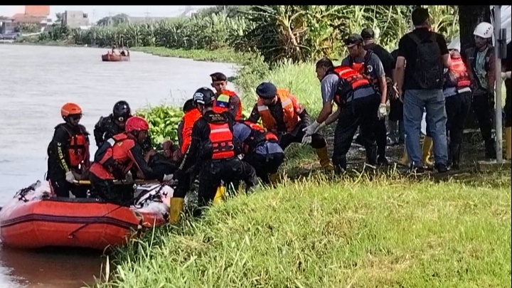 Kediri Siaga Banjir 2025: Wali Kota Pimpin Apel dan Simulasi Penyelamatan di Brantas, Warga Turut Berpartisipasi