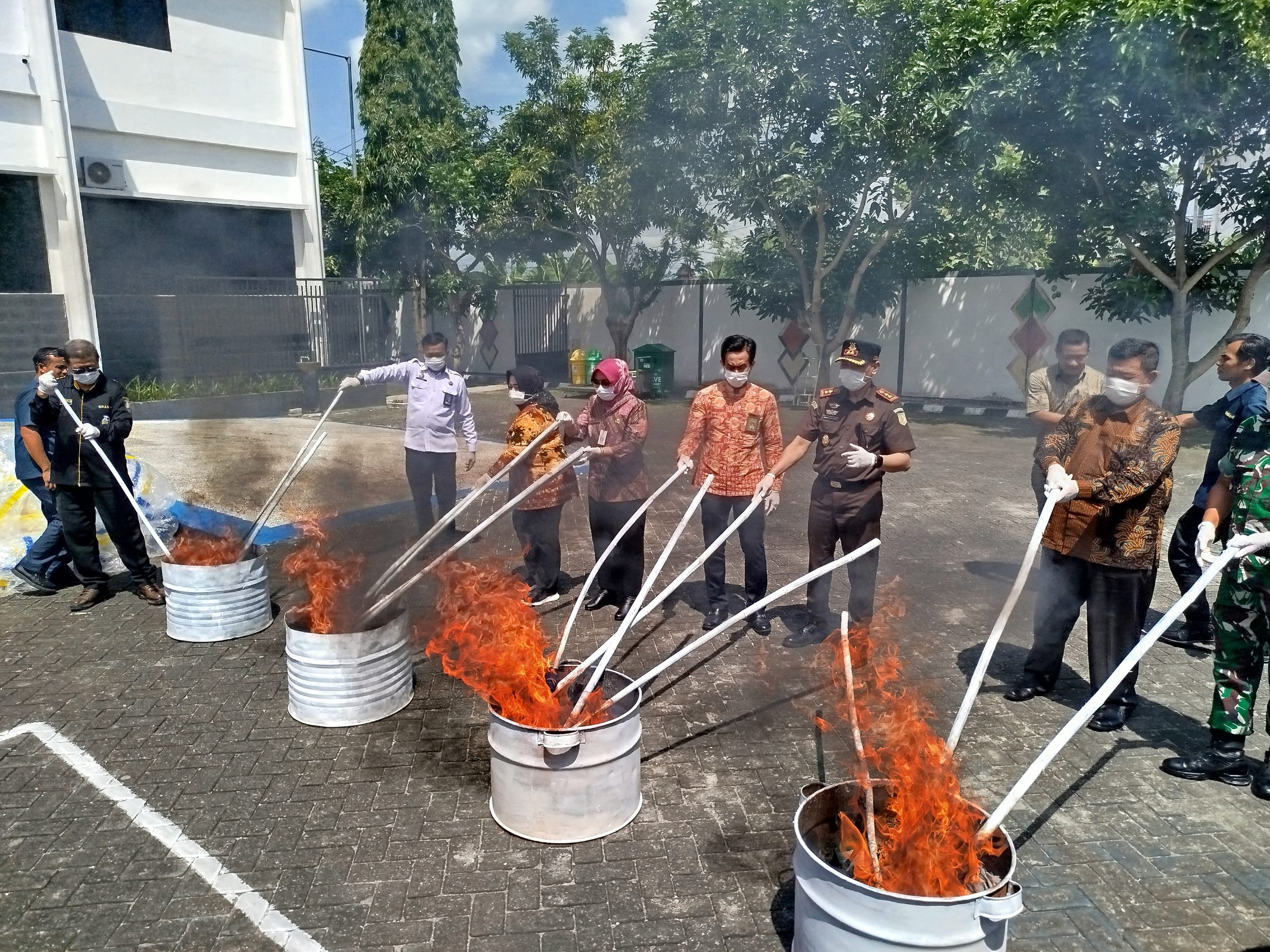 Kejari Ponorogo Musnahkan Ribuan Barang Bukti Berbagai Kasus, dari Handphone hingga Bahan Peledak
