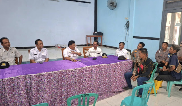 Bupati Marhaen Tinjau Jalan Rusak di Desa Perning, Perintahkan PUPR Segera Mulai Perbaikan