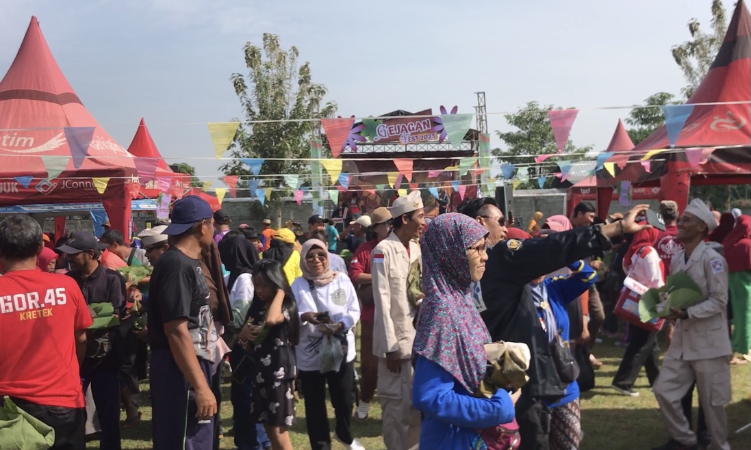 Seribu Botok Habis dalam Sekejap, Festival Kuliner Gejagan Bersama KKN Unair Diserbu Warga
