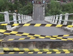 Jembatan Kedungdowo di Nganjuk Roboh, Akses Warga Terputus dan Satu Motor Terperosok