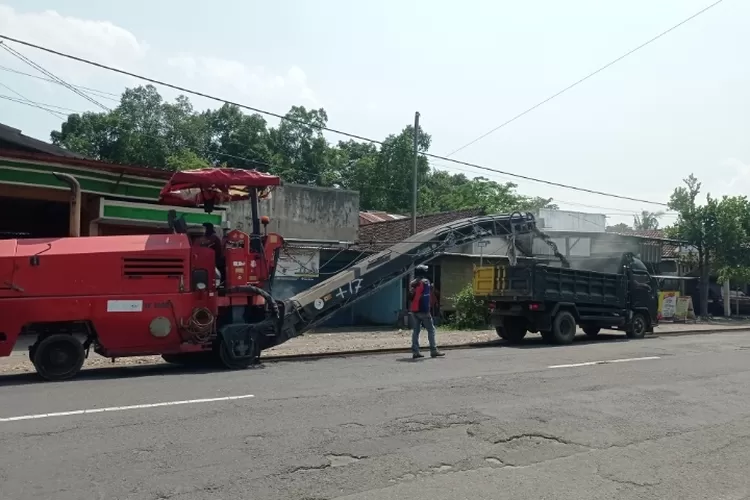Jalan Raya Kediri–Blitar di Jalur Ringinrejo Mulai Diperbaiki, Warga Apresiasi Langkah Cepat Pemerintah