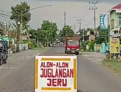 Warga Desa Dukuh Pasang Tanda Kotak di Jalan Berlubang untuk Cegah Kecelakaan