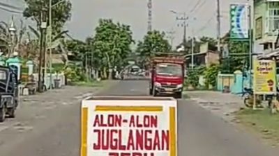 Warga Desa Dukuh Pasang Tanda Kotak di Jalan Berlubang untuk Cegah Kecelakaan