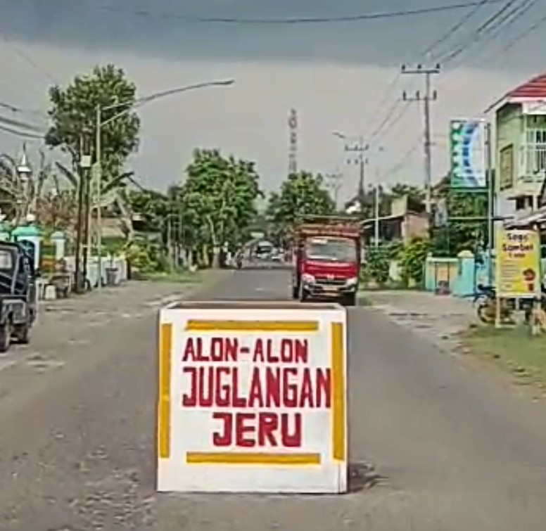 Warga Desa Dukuh Pasang Tanda Kotak di Jalan Berlubang untuk Cegah Kecelakaan