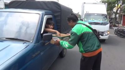 Salut! Komunitas Ojol Nganjuk Turun ke Jalan, Galang Dana untuk Korban Erupsi Semeru