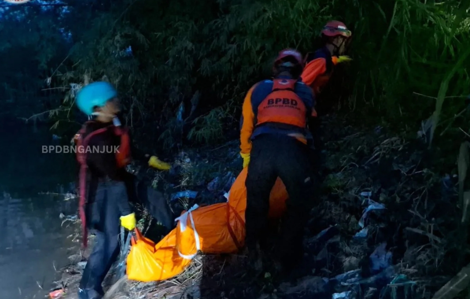 Pria Tanpa Identitas Ditemukan Tewas Mengambang di Sungai Pace, Dievakuasi ke RS Bhayangkara Nganjuk