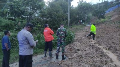 Jalur Tulungagung–Trenggalek di Pagerwojo Tertutup Longsor, Akses Sempat Lumpuh Total