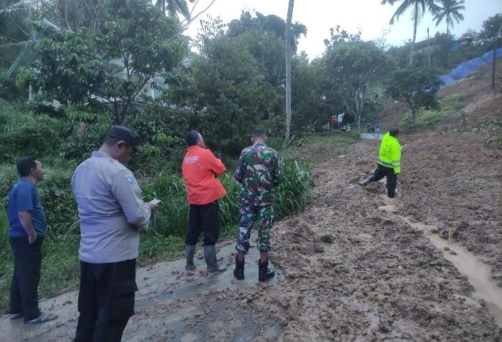 Jalur Tulungagung–Trenggalek di Pagerwojo Tertutup Longsor, Akses Sempat Lumpuh Total