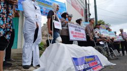 Bikin Heboh! Pocong dan Keranda Hadir di Perempatan Jepun, Ini Pesan Satlantas Tulungagung