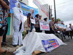 Bikin Heboh! Pocong dan Keranda Hadir di Perempatan Jepun, Ini Pesan Satlantas Tulungagung