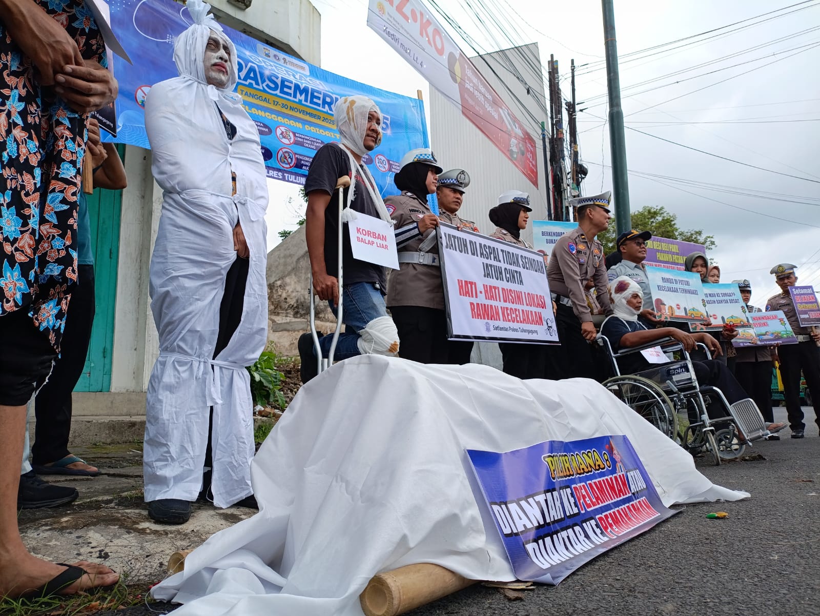 Bikin Heboh! Pocong dan Keranda Hadir di Perempatan Jepun, Ini Pesan Satlantas Tulungagung