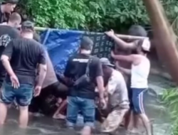 Cari Rumput, Warga Temukan Mayat Tersangkut Batu di Sungai Gilis