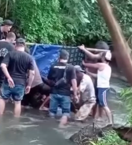Cari Rumput, Warga Temukan Mayat Tersangkut Batu di Sungai Gilis