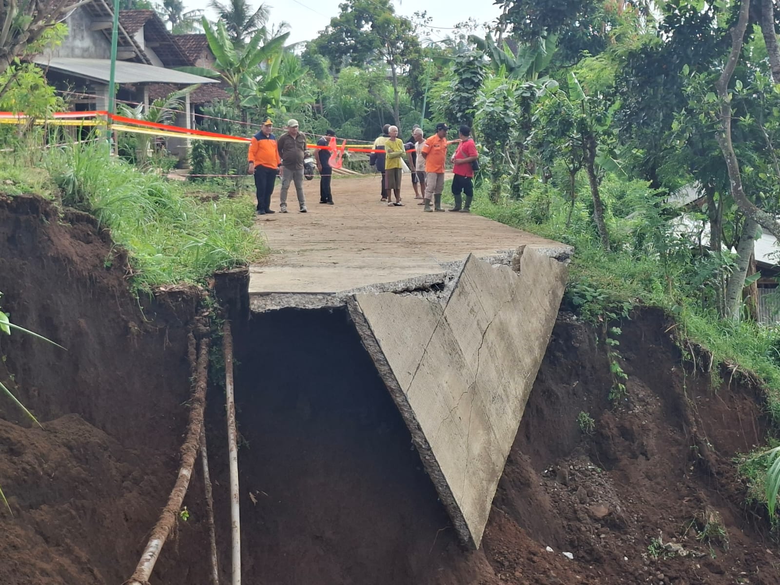Jalan Penghubung Picisan–Nyawangan Putus Akibat Longsor, Warga Harus Memutar 4 Kilometer