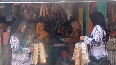 Sambut Hari Guru dan PGRI, SMPN 2 Ngasem Ajak Guru dan Siswa Belanja UMKM di Pasar Sumberjo