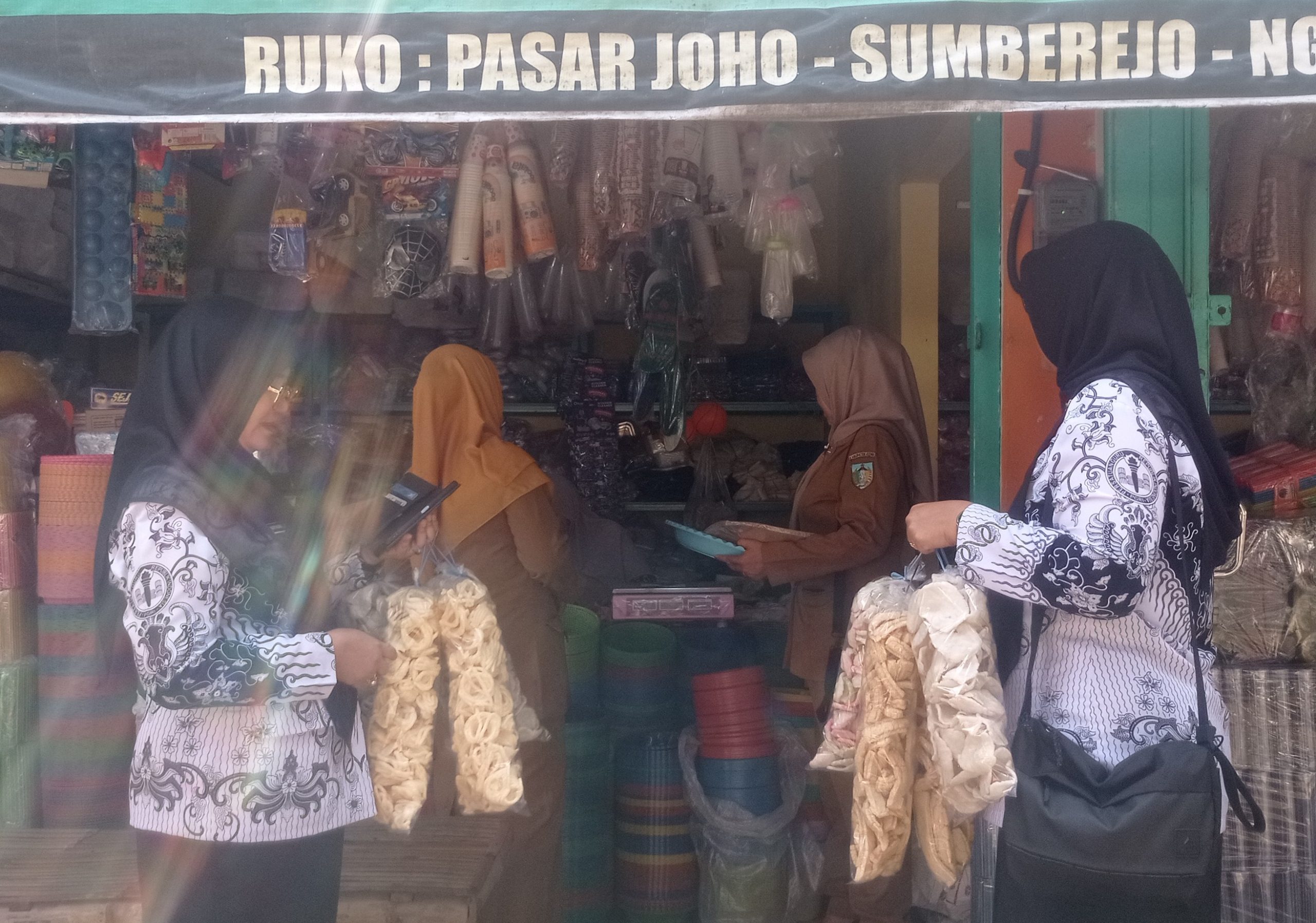 Sambut Hari Guru dan PGRI, SMPN 2 Ngasem Ajak Guru dan Siswa Belanja UMKM di Pasar Sumberjo