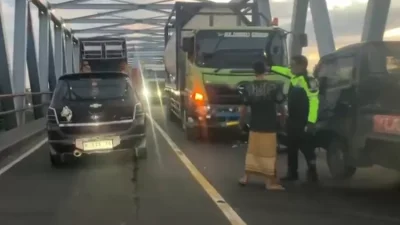 Pick-up Tabrak Truk di Jembatan Kertosono, Sopir Asal Sidoarjo Luka-Luka