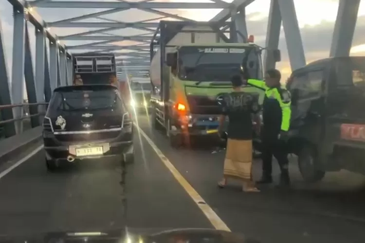 Pick-up Tabrak Truk di Jembatan Kertosono, Sopir Asal Sidoarjo Luka-Luka