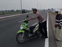 Ban Motor Emak-Emak Pecah di Jalan Lingkar Utara, Dua Polisi Sigap Beri Pertolongan