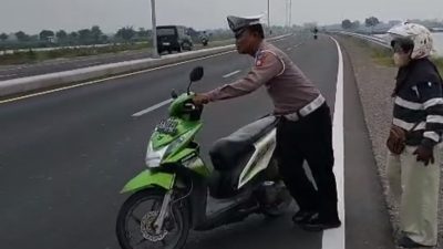 Ban Motor Emak-Emak Pecah di Jalan Lingkar Utara, Dua Polisi Sigap Beri Pertolongan